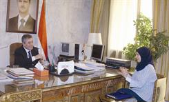 السفير علي عبدالكريم متحدثا للزميلة غادة عبدالسلام