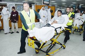 فرق الطوارئ تخلي المرضى