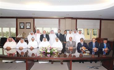 صورة جماعية بعد توقيع العقد