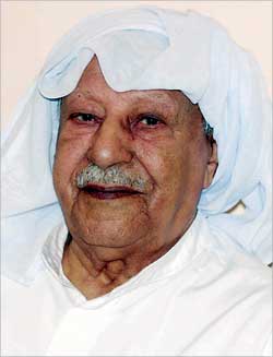 علي الجريّد ونظرة لعدسة «الراي»	(تصوير أسعد عبدالله)