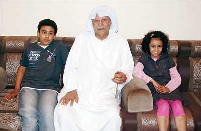 متوسطا حفيده فواز وحفيدته موضي 