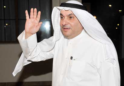 الصقر يحيي الوفود المطالبة بترشيحه (تصوير موسى عياش) 