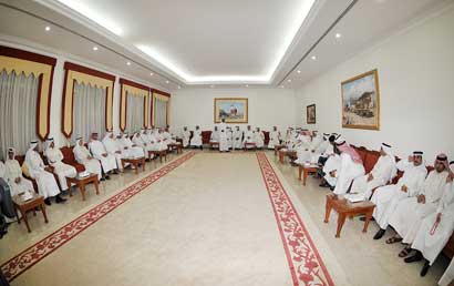 من الحضور في ديوانيته 