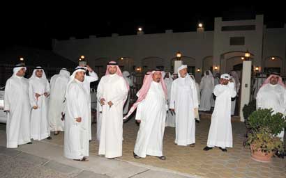 حشود أمام الديوانية