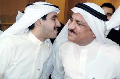 مصافحة وقبلات بين مسلم البراك وصالح الملا