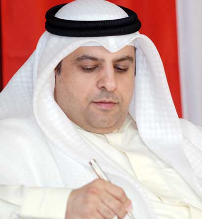 ماضي الخميس يدوّن ملاحظاته في الحلقة