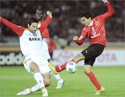 محمد بركات صاحب الهدف الاول للاهلي يحاول تسديد كرة تصدى لها مدافع الاتصالات 