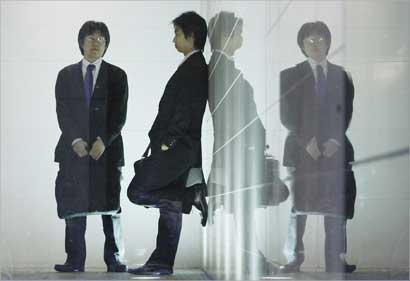 u0645u0648u0638u0641u0627u0646 u0641u064a u0623u062du062f u0645u0628u0627u0646u064a u0627u0644u0645u0643u0627u062au0628 u0628u0637u0648u0643u064au0648 u0623u0645u0633 (u0631u0648u064au062au0631u0632) 