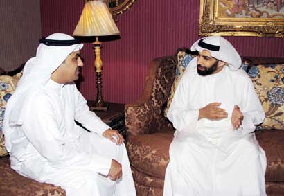 الشايجي يتحدث إلى الزميل فرحان الفحيمان (تصوير علي السالم)