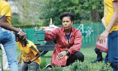 u0645u064au0634u064au0644 u0623u0648u0628u0627u0645u0627 u0645u0639 u0628u0639u0636 u0627u0644u062au0644u0627u0645u064au0630 u0641u064a u0628u0633u062au0627u0646 u0627u0644u0628u064au062a u0627u0644u0627u0628u064au0636 (u0627 u0641 u0628)