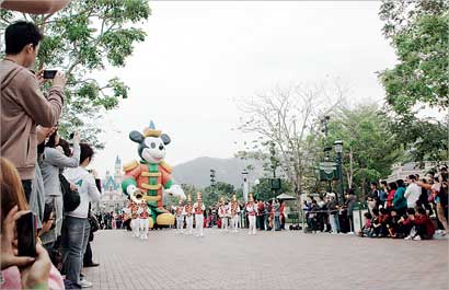 ميكي ماوس يبدأ عروض ديزني لاند هونغ كونغ 