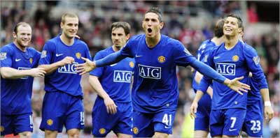 ماكيدا يحتفل مع زملائه بتسجيل هدف (رويترز)