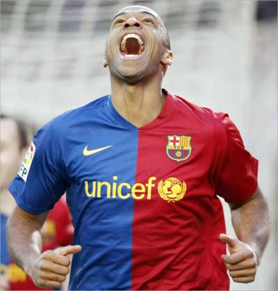  تييري هنري يحتفل بعد هدف برشلونه الاول (رويترز)