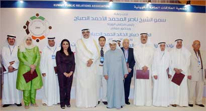 وزير الاعلام متوسطا المشاركين في افتتاح المؤتمر 