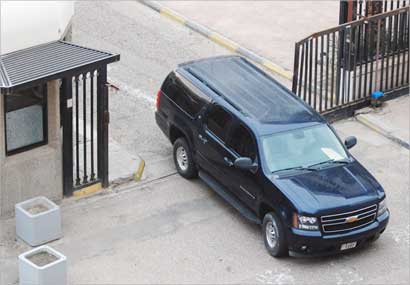 سيارة «أمن الدولة» تقل الطاحوس الى مقرها بعد انتهاء تحقيق النيابة امس (تصوير أسعد عبدالله) 