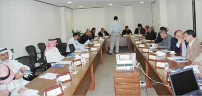 موظفو جمعية الروضة خلال التدريب