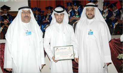 u0645u0645u062bu0644 u00abu0627u0644u0623u0647u0644u064au00bb u0645u062au0633u0644u0645u0627u064b u062fu0631u0639 u0627u0644u0631u0639u0627u064au0629 