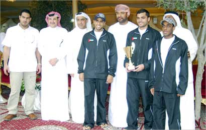 كابتن الكويت يحمل الكأس بعد تسلمها من جاسم يعقوب