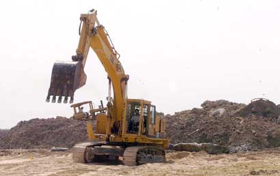 جرافة تقتلع تجاوزات على ساحل المسيلة (تصوير مرهف حورية)