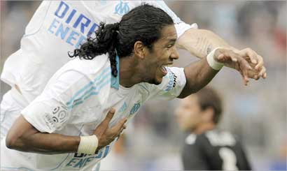 برانداو يحتفل بتسجيله هدفا في مرمى عزتوبل (ا ف ب)