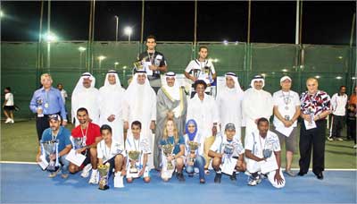 صورة جماعية للفائزين مع كبار الحضور