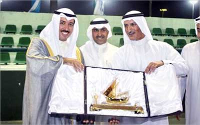 بورسلي يسلم درعا تذكارية إلى احمد الجابر بحضور عادل الغريب