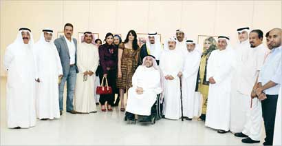 الفنانون التشكيليون في لقطة جماعية  