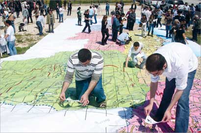 شباب ينظمون حملة «لا للطائفية» 