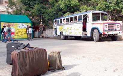 البوسطة قبيل انطلاقها لتجوب المناطق اللبنانية