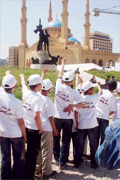 شباب يحيون الشهداء ويرفضون الحرب