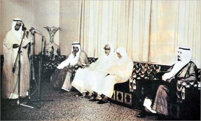 صاحب السمو الامير الراحل الشيخ جابر الاحمد الصباح مع مجموعة من علماء الكويت ومن ضمنهم الشيخ عبدالوهاب عبدالرحمن الفارس
