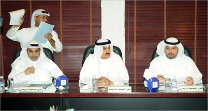 يعقوب رمضان يتوسط طلال الفهد وعبدالله الطريجي (تصوير جلال معوض)