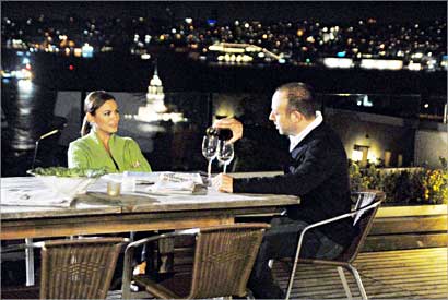 جلسة ودية بين أنور وحبيبته السابقة ياسمين 