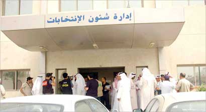 زحمة أمام إدارة الانتخابات  (تصوير زكريا عطية)