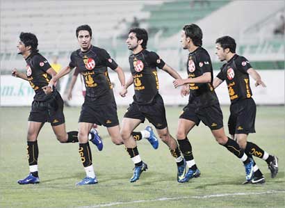 فرحة لاعبي القادسية بحسم لقب الدوري (تصوير موسى عياش) 