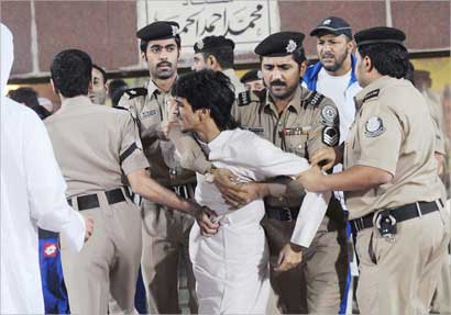 قوات الأمن تمنع احد الجماهير من الاعتداء على حكم مباراة الكويت والسالمية (تصوير جلال معوض) 