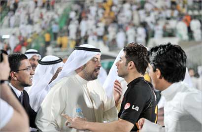 طلال الفهد يتلقى تهنئة من نهير الشمري