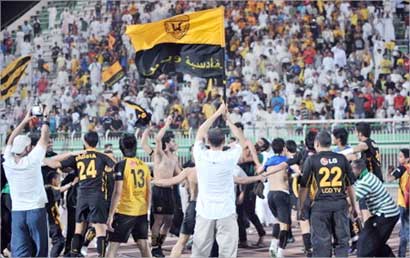 لاعبو وجماهير القادسية يحتفلون باللقب (تصوير موسى عياش)