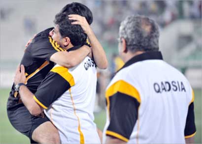 محمد إبراهيم يحتضن خلف السلامة