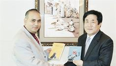 هان دوك كيو يتسلم النسخة العربية من «شماوس»