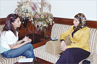 رباب متحدثة للزميلة خلود أبو المجد			(تصوير علي السالم)