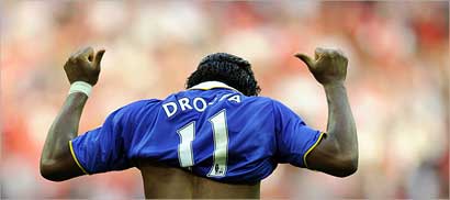 دروغبا يحتفل بتسجيل هدف الفوز (ا ف ب)