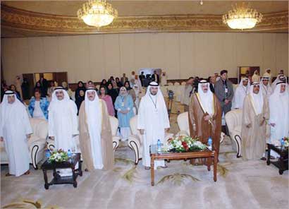  الوزير الدويلة متقدماً المشاركين في المنتدى (تصوير اسعد عبدالله)