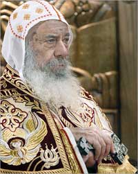 شنودة مشاركاً مساء أول من امس في قداس في القاهرة (ا ب)