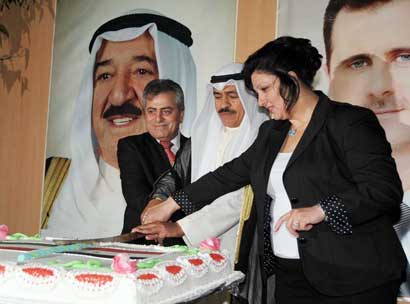 الحجي متوسطا السفير السوري وحرمه خلال قطع قالب الحلوى (تصوير احمد عماد) 