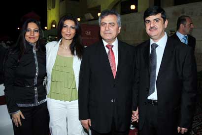 عبدالكريم متوسطا الزميل سامر درويش وحرمه وشقيقتها 