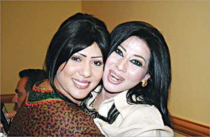 ملاك في «لوك» قماشة مع باسمة حمادة  		 (تصوير أحمد يوسف) 