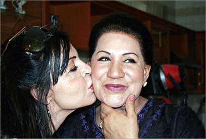 منى عبدالمجيد تطبع قبلة على خد السندريلا 