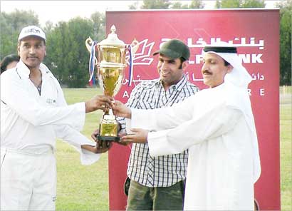  آندرو بينو قائد فريق «الوطني» يتسلم الكأس من حيدر فارمان