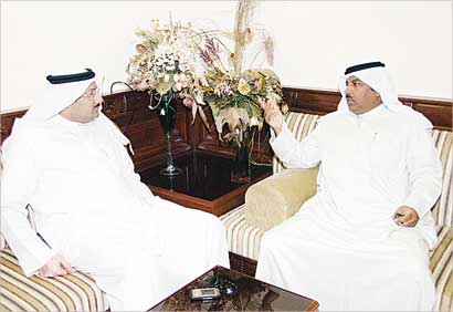 الرشيدي متحدثا إلى الزميل ناصر الفرحان (تصوير طارق عزالدين)